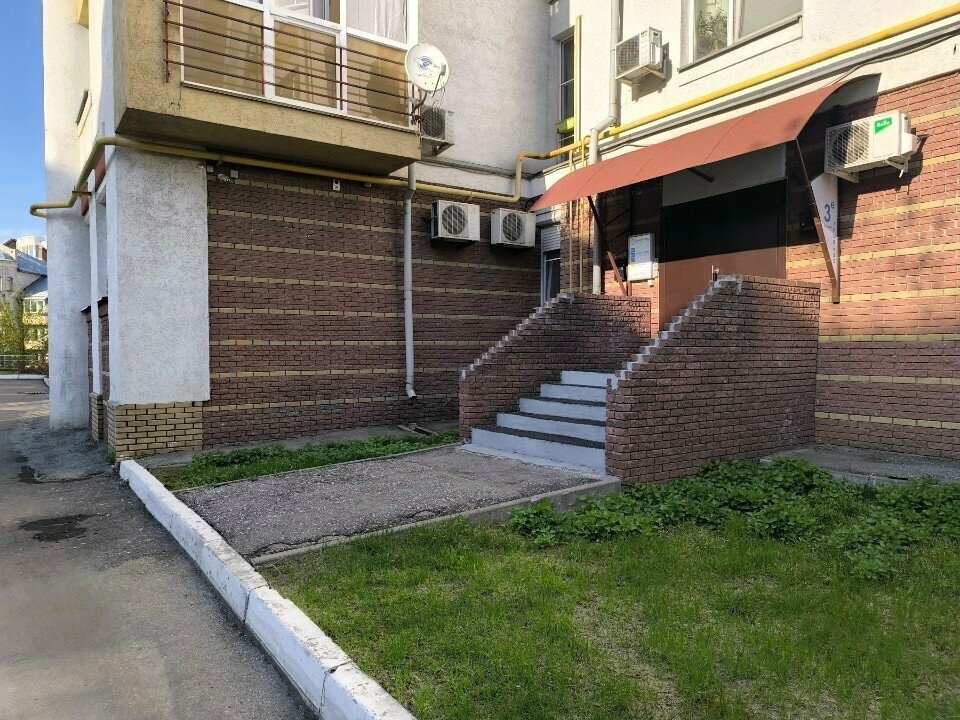 Вход в клинику